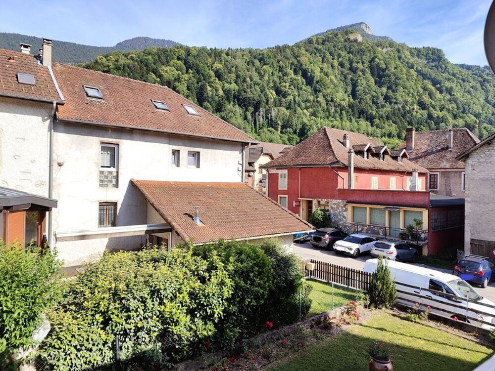 Centre village de St Joseph de Rivière, maison en pierre 4P 85 m2 avec dépendance et cour