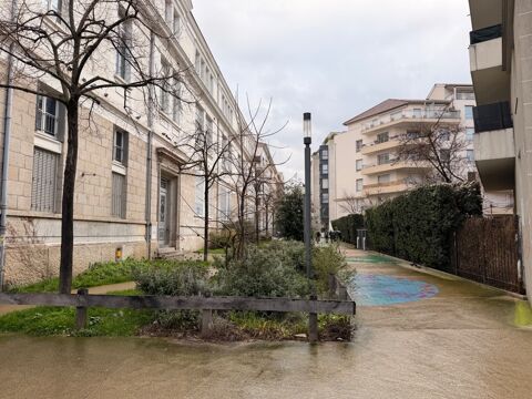   Local/bureaux au RDC à louer LYON 7EME (69), d'une surface de 533 m² environ dont 158m2 à l'étage, avec en option potentielle 3 