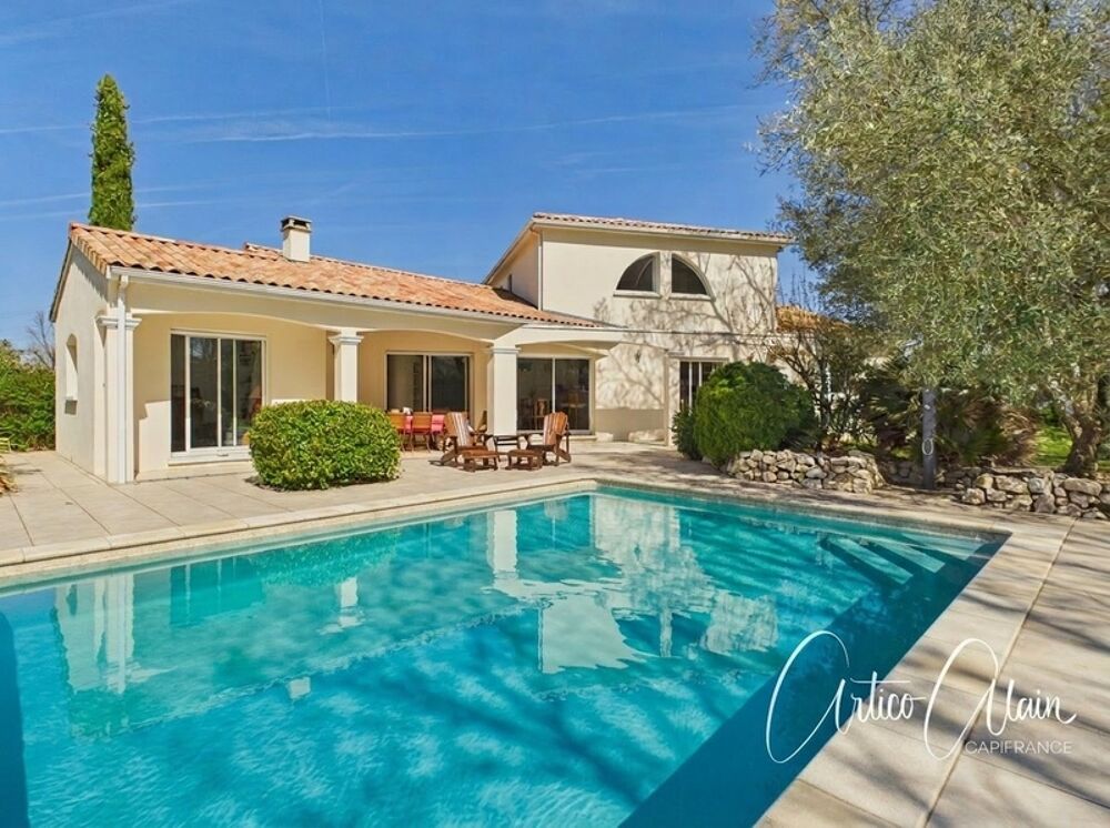 Maison familiale de standing  230 m²  Terrain arboré de 2 080 m² avec piscine