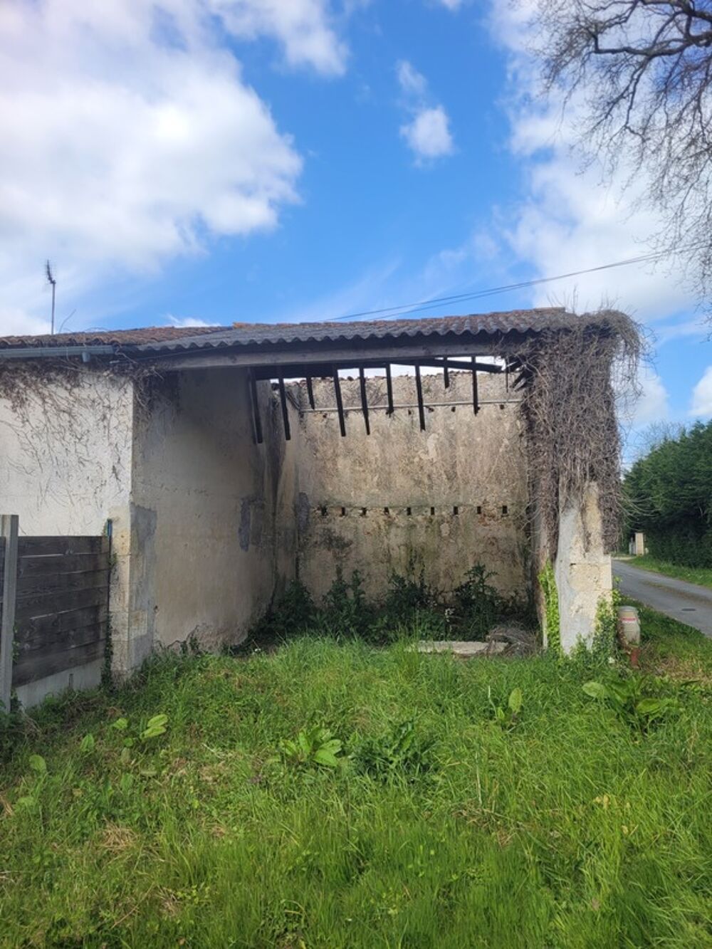batisse a vendre avec jardin