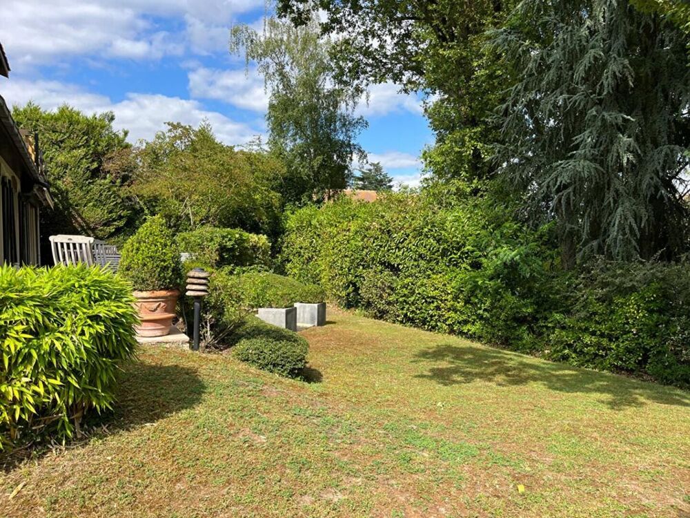 Maison familiale de 5 chambres, beaux espaces de réception sur jardin paysagé