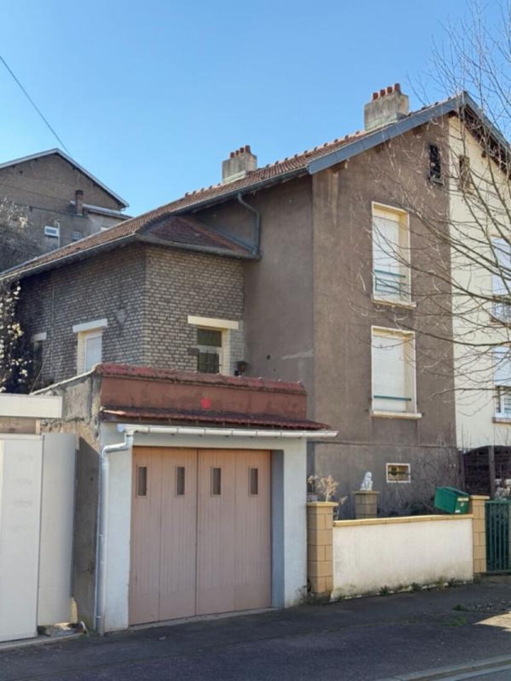 SUCCESSION VACANTE ! Maison mitoyenne 4 pièces 3 chambres 83 m2 JOEUF, offrant un fort potentiel de rénovation