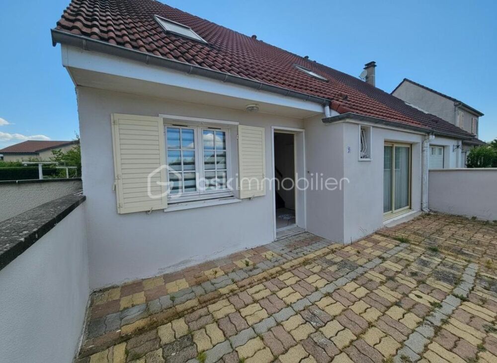 Maison familiale avec jardin arboré, véranda et stationnements privés