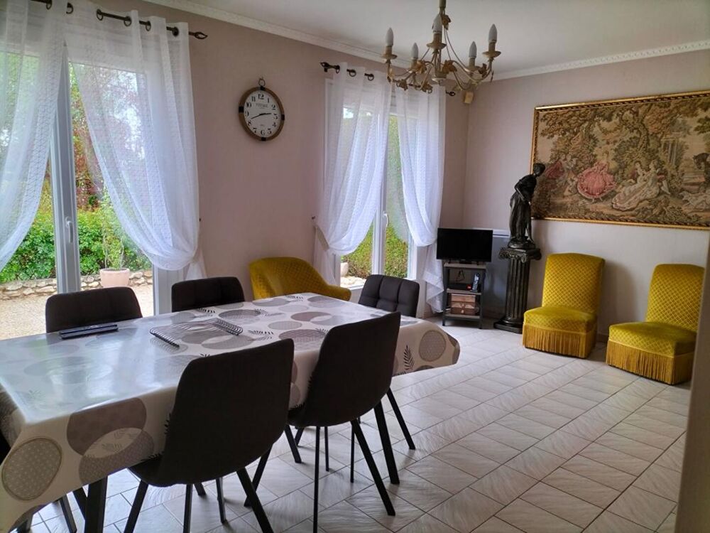 Propriété avec parc de 3 369 m², piscine couverte 10x5 et salle de récption avec cuisine de 50 m2