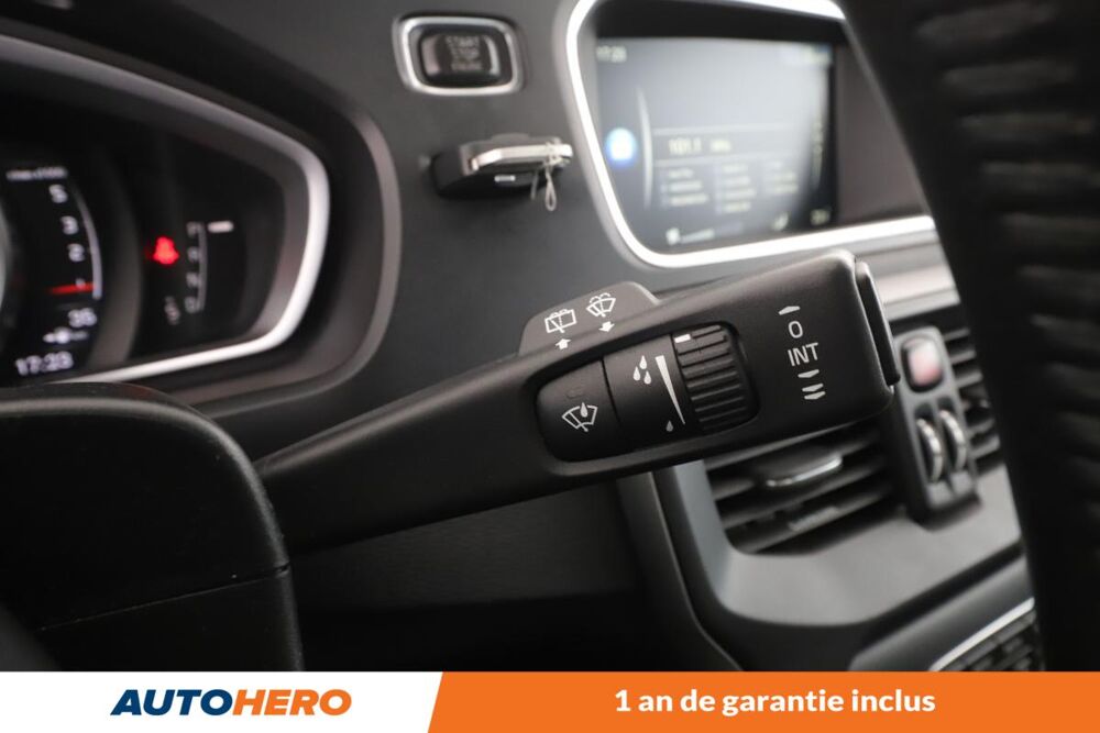 V40 2.0 D2 Momentum Business Geartronic 6 120 ch 2016 occasion 92130 Issy-les-Moulineaux