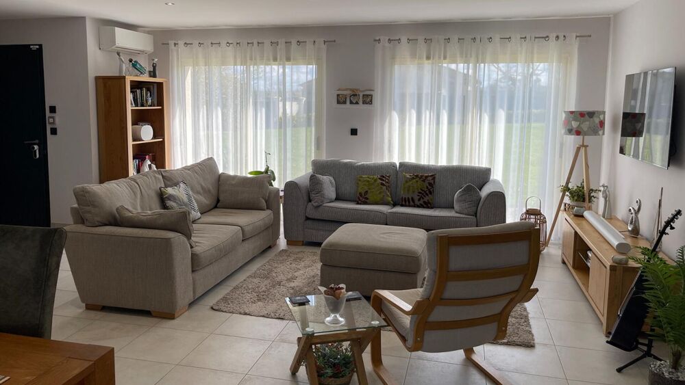Villa moderne parfaitement achevée avec garage et jardin à distance de marche d'une bastide