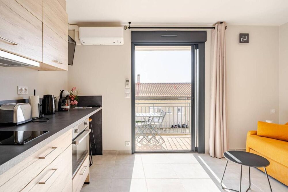 Studio rénové avec terrasse à vendre - Centre-ville Lavandou- Plage et commerces à pied