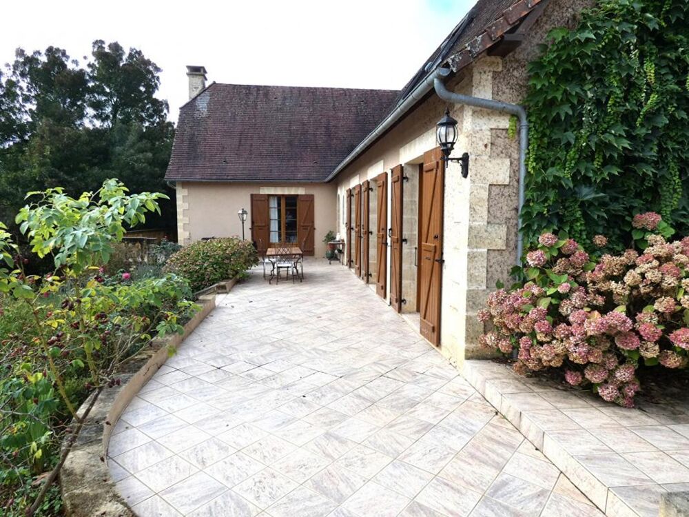 Vente Maison Maison 200 m2 habitables / 5 chambres / sous-sol / garage / piscine / terrain 3200m² Clermont d excideuil