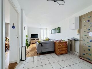 Vente Appartement BRON, Appartement lumineux au dernier étage avec balcon plein sud, loggia et cave Bron