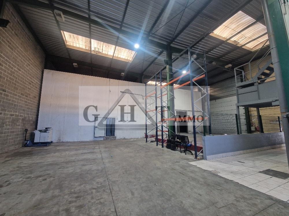   A LOUER 2000 M² DE TERRAIN + 800 M² ENTREPOT BUREAUX A STAINS 