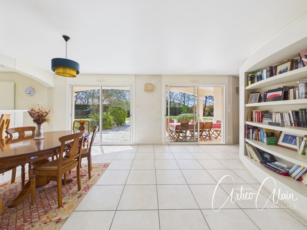 Maison familiale de standing  230 m²  Terrain arboré de 2 080 m² avec piscine