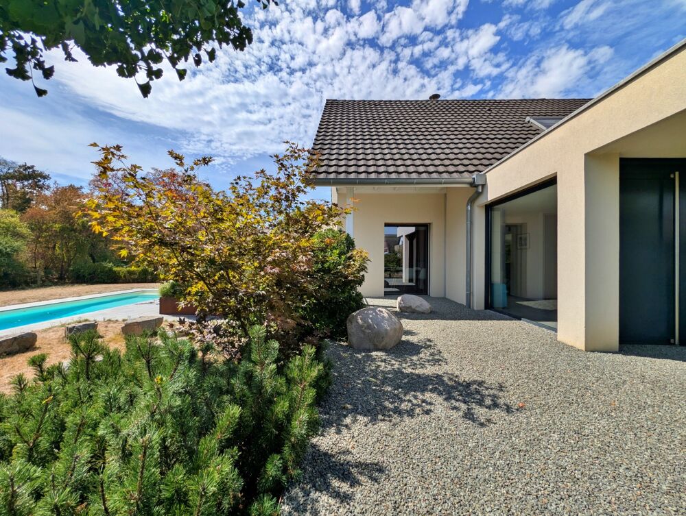 Maison à vendre 9 pièces KEMBS LOECHLE (68).Belle maison contemporaine de 250 m², 14 ares, avec piscine, en lisière de forêt
