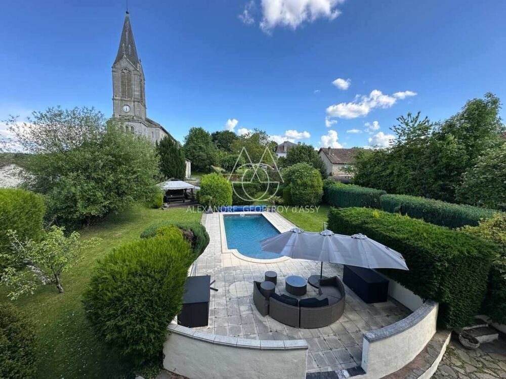 Maison à vendre 11 pièces a 305 min de Limoges. Venez avec votre brosse à dents