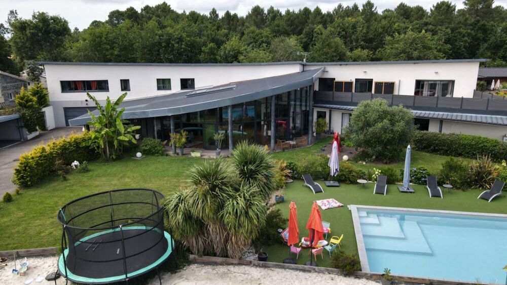 Vente Maison Villa d'Architecte de 800 m² - 16 pièces - 9 chambres - 1 appartement T3 - 1 piscine intérieure et 1 extérieure - parcelle 2500 Le temple