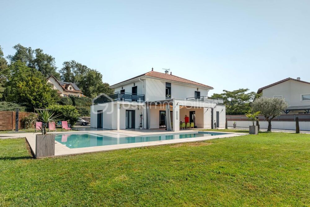 Villa familiale de standing avec piscine, double garage et vue dégagée