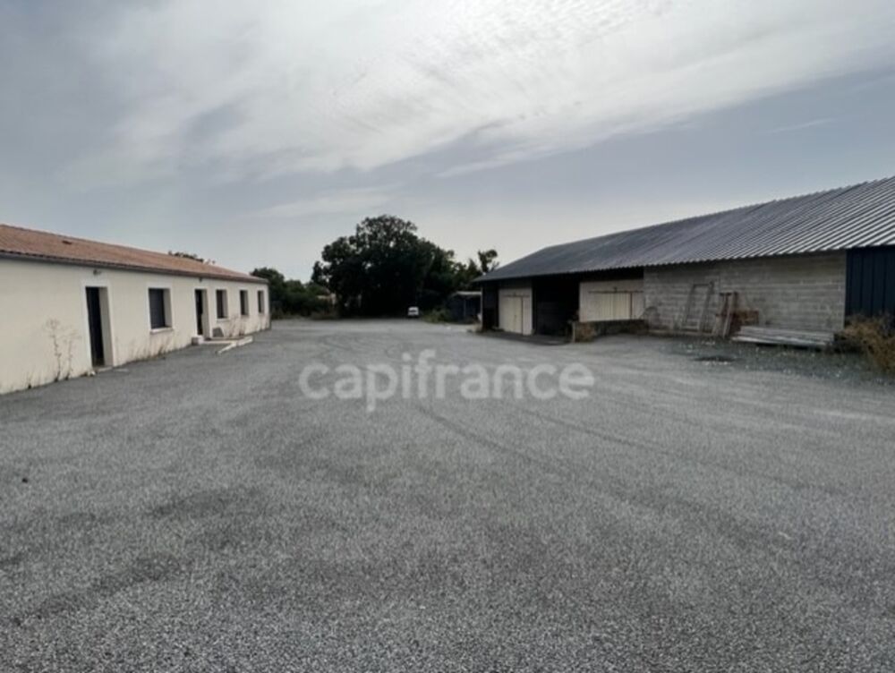   Dpt Charente Maritime (17), à vendre proche de SAINTES Entrepots parkings et Bureaux 