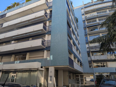 Local commercial de 40 m&sup2; &agrave; vendre GRENOBLE (38) -  Emplacement recherch&eacute; - HYPER CENTRE de Grenoble -avec cave 130000 38000 Grenoble