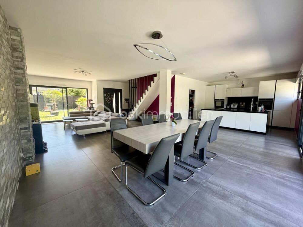 Maison dexception contemporaine 208 m²  Piscine chauffée  Prestations haut de gamme