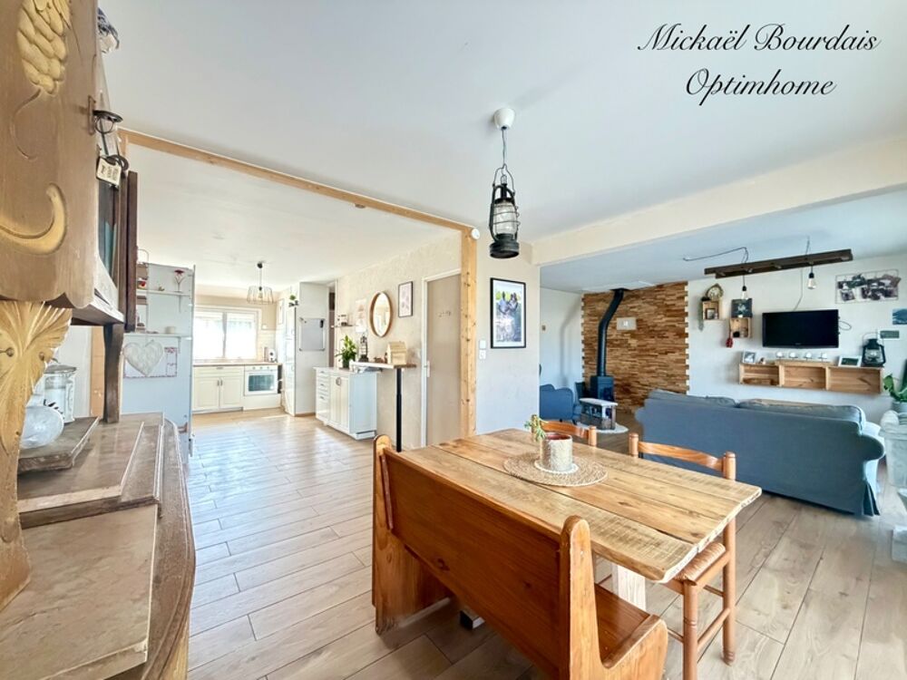 Maison familiale avec potentiel, au calme et proche de toutes commodités  130 m² habitables + sous-sol complet  Terrain clos