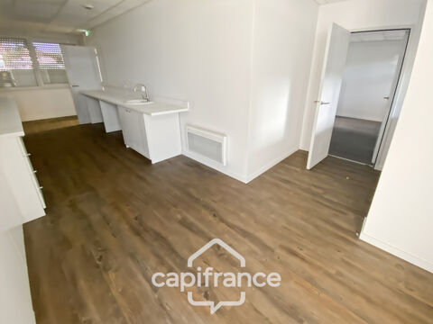   LOCAUX COMMERCIAUX / BUREAUX 