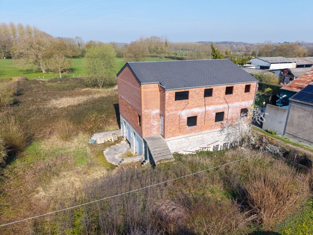   Bâtiment commercial à aménager avec forte visibilité sur axe passant – Bavay 
