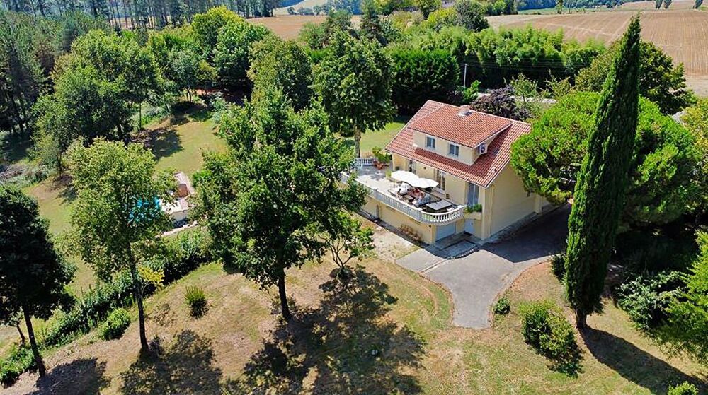 Spacieuse maison avec atelier, piscine et superbe potentiel sur un beau terrain