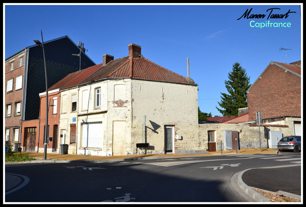 Maison de ville de 102m² en semi plain pied, 2 chambres, 1 bureau avec garage, cour et jardinet
