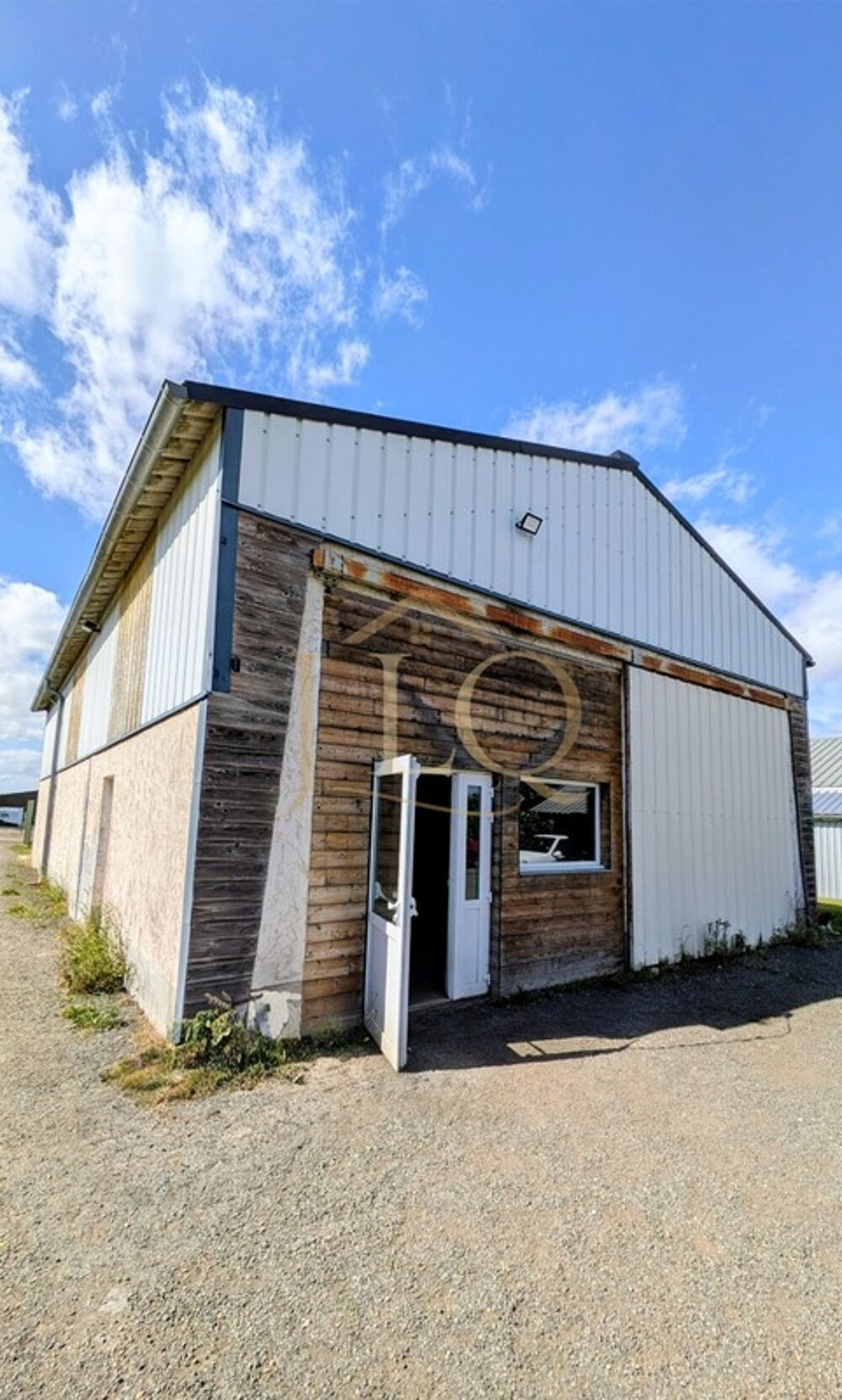   Le camp de base des bâtisseurs - 200 m² de locaux professionnels et 1 452 m² de réserve foncière pour accompagner la croissance 