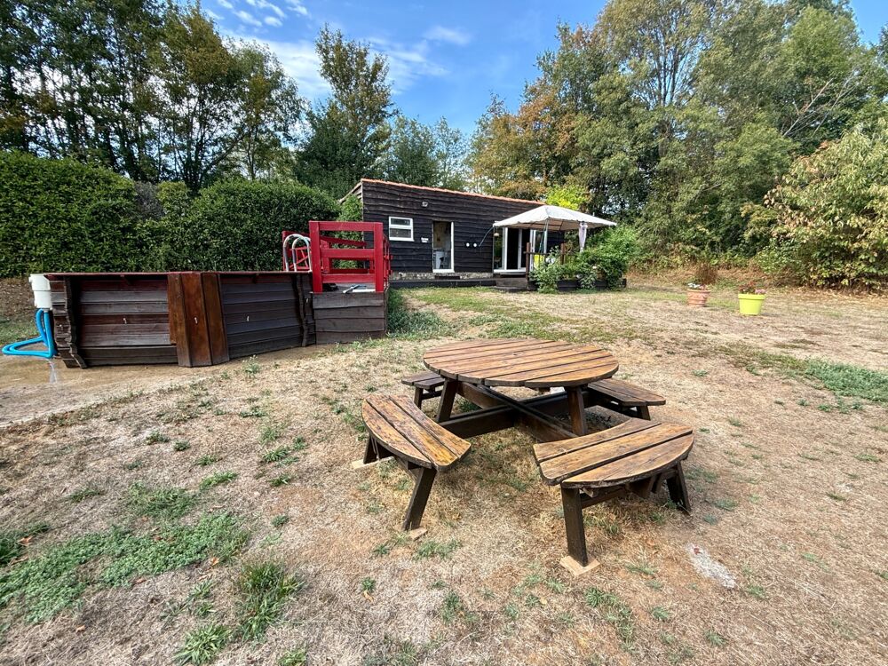 Maison de caractère avec piscine et nombreuses dépendances dans un environnement paisible