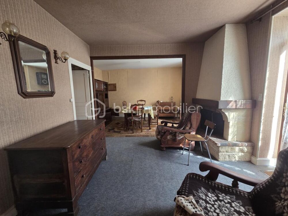Maison à rénover avec potentiel, grand garage et jardin clos de 1200 m²