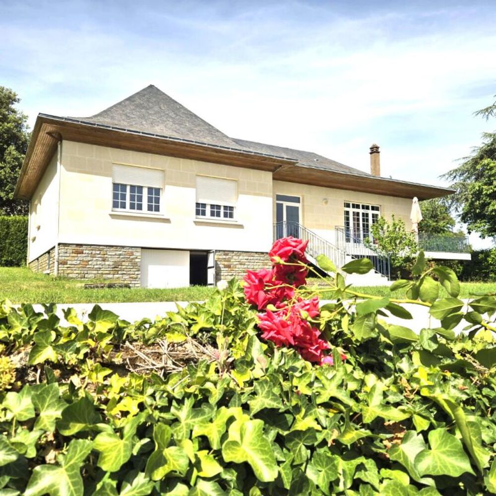 Charme traditionnel et beaux volumes pour cette maison familiale à flanc de coteaux