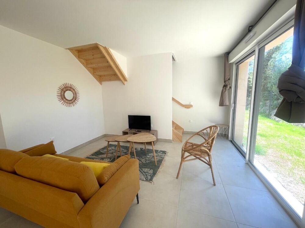 Maison T4 meublée avec jardin, terrasse et parking à UZES
