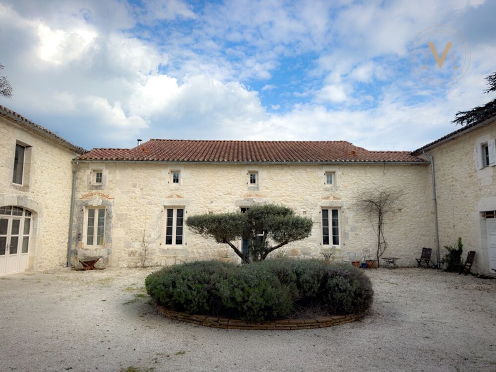 Domaine équestre de prestige au coeur de 18 hectares  Élégance, nature et art de vivre proche de THEZAC (47)