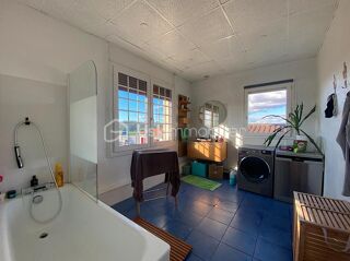  Propri�t�/ch�teau 15 + pi�ces 462 m� Vayres