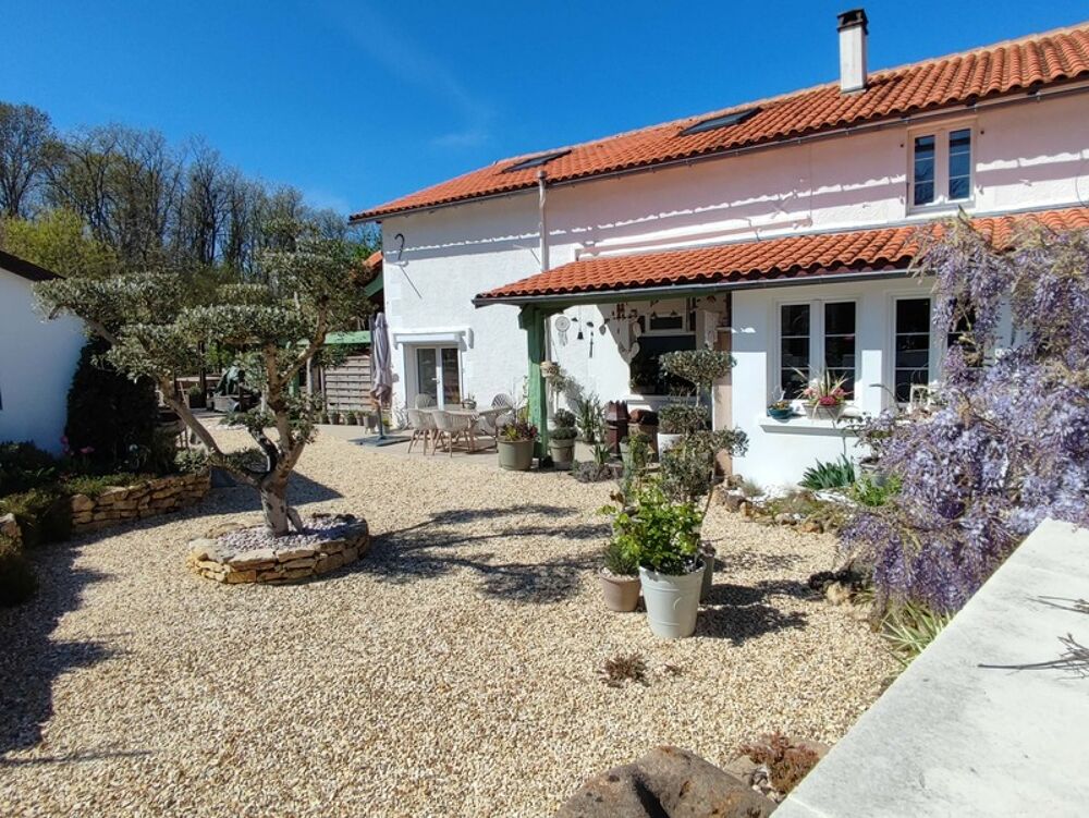 ?Charmante maison de village au style élégant à Nieuil, Charente?
