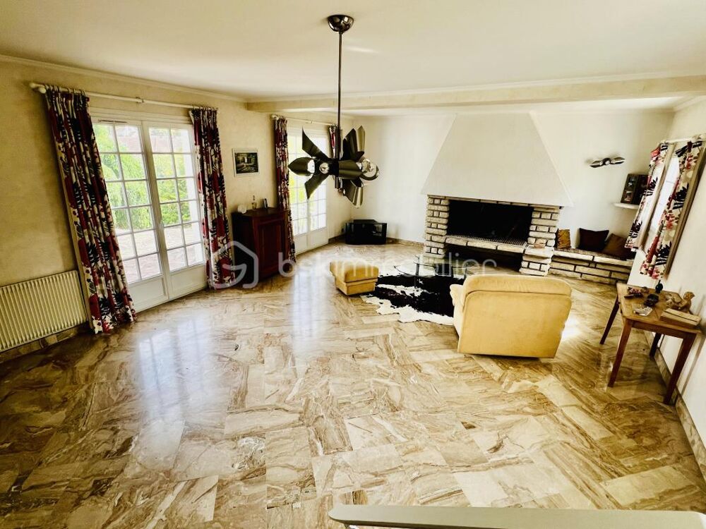 Belle propriété familiale aux volumes généreux entièrement close sur terrain de 1542 m²