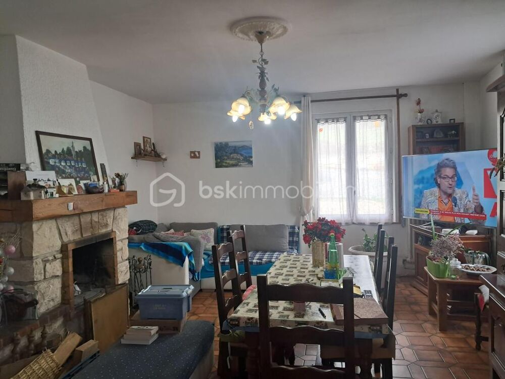 ? ? MAISON EN PIERRE  5 CHAMBRES  VIE DE PLAIN-PIED  COUR FERMÉE  160 000 €
