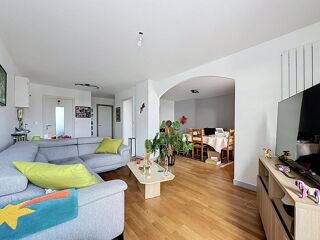 Vente Appartement BRON, Appartement lumineux au dernier étage avec balcon plein sud, loggia et cave Bron