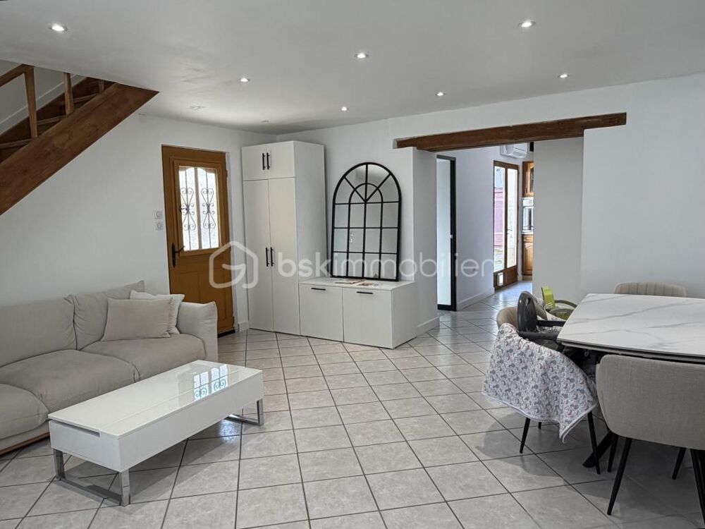 Maison ancienne rénovée composée de ses 4 chambres et de ses multiples dépendances !