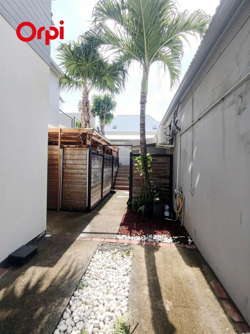 ORPI - SAINT PIERRE Appt F2 meublé 50 m² + place de pking au centre ville