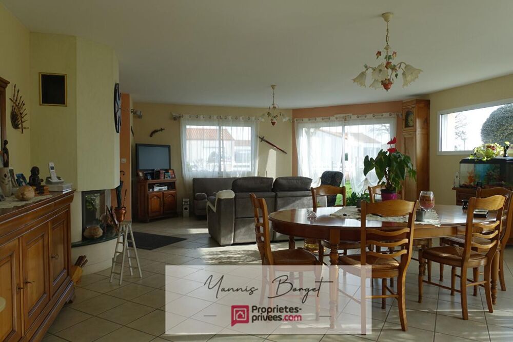 Maison plain-pied - 155 m² - Jardin - Garages et dépendances