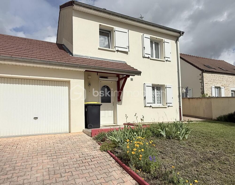 Maison familiale chaleureuse située dans un secteur tranquille, à deux pas des commodités