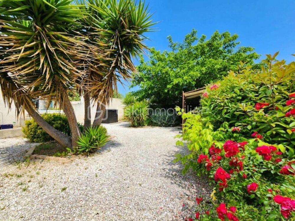 Maison de village de 130 m2 sur terrain de 743 m2avec piscine et garage ( 54m2)