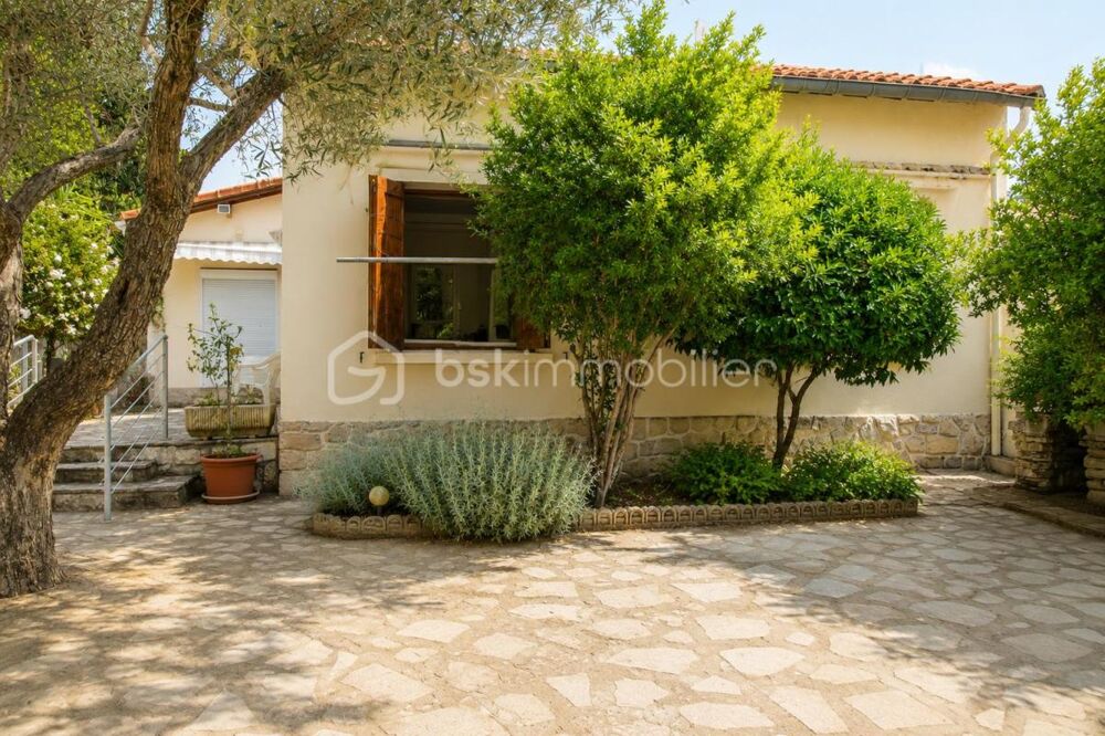 Maison traditionnelle de plain-pied avec jardin arboré, garage et forage  Nîmes Route de Beaucaire