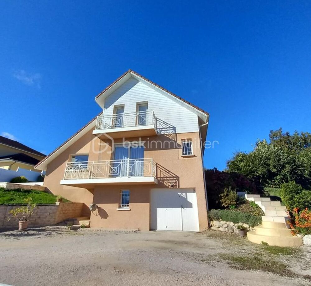 Belle Maison de 136m2 sur 1300m2 de Terrain avec piscine profitant d'une superbe vue sur les montagnes !