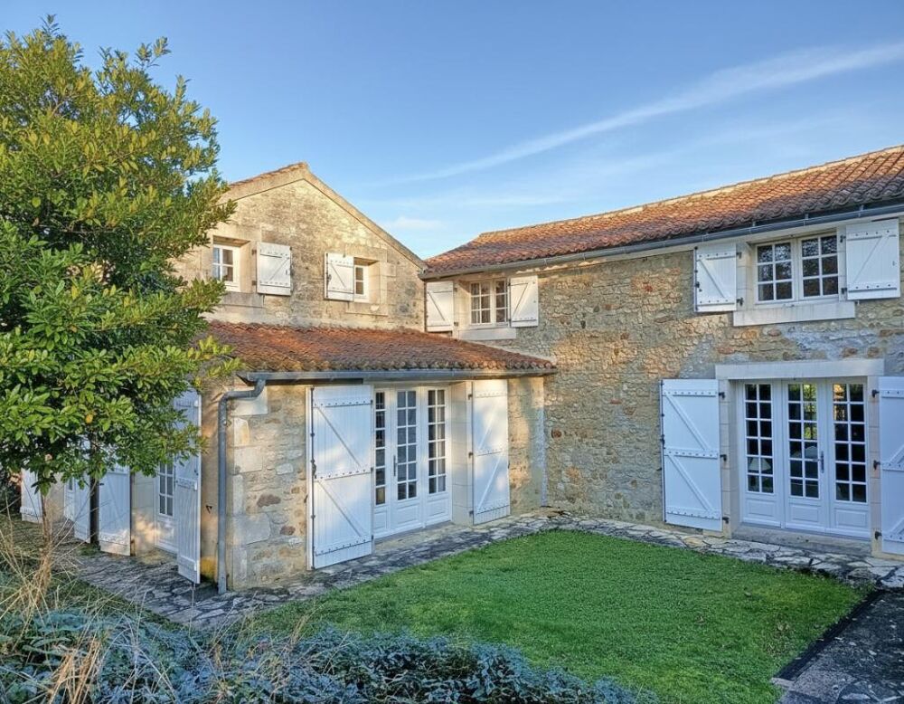 Vente Maison Maison de caractère de 214 m2 à Gizay , 4 chambres, grand jardin, garage, cave, mare Gizay