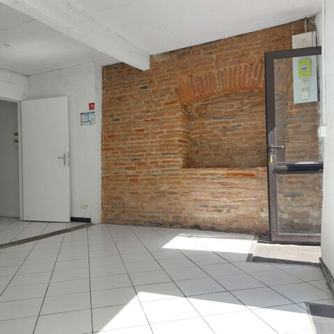   Local/bureau à vendre MONTAUBAN (82) avec vitrine et deux entrées, espace sanitaire 