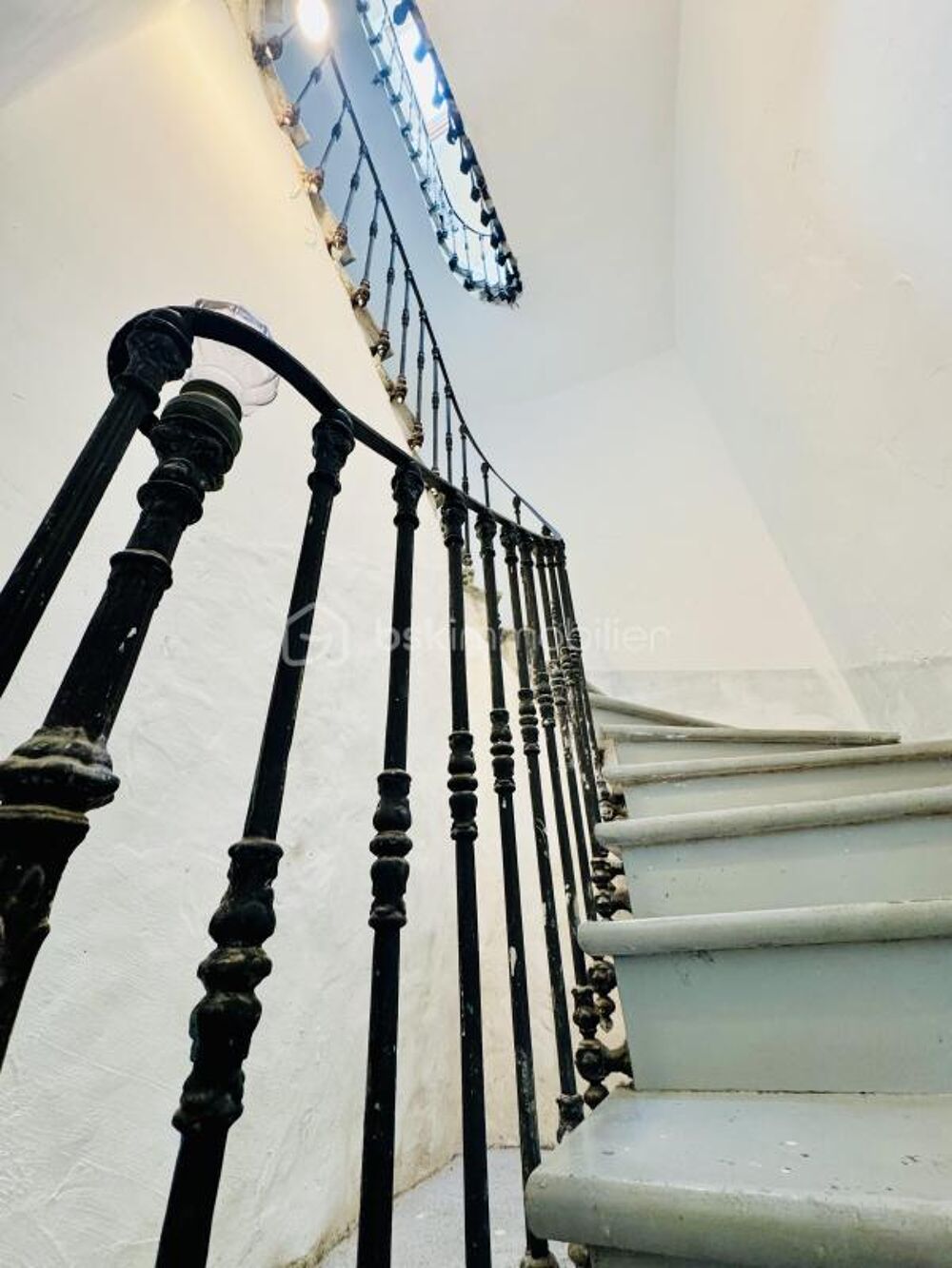 Maison en pierre avec grand bâtiment annexe