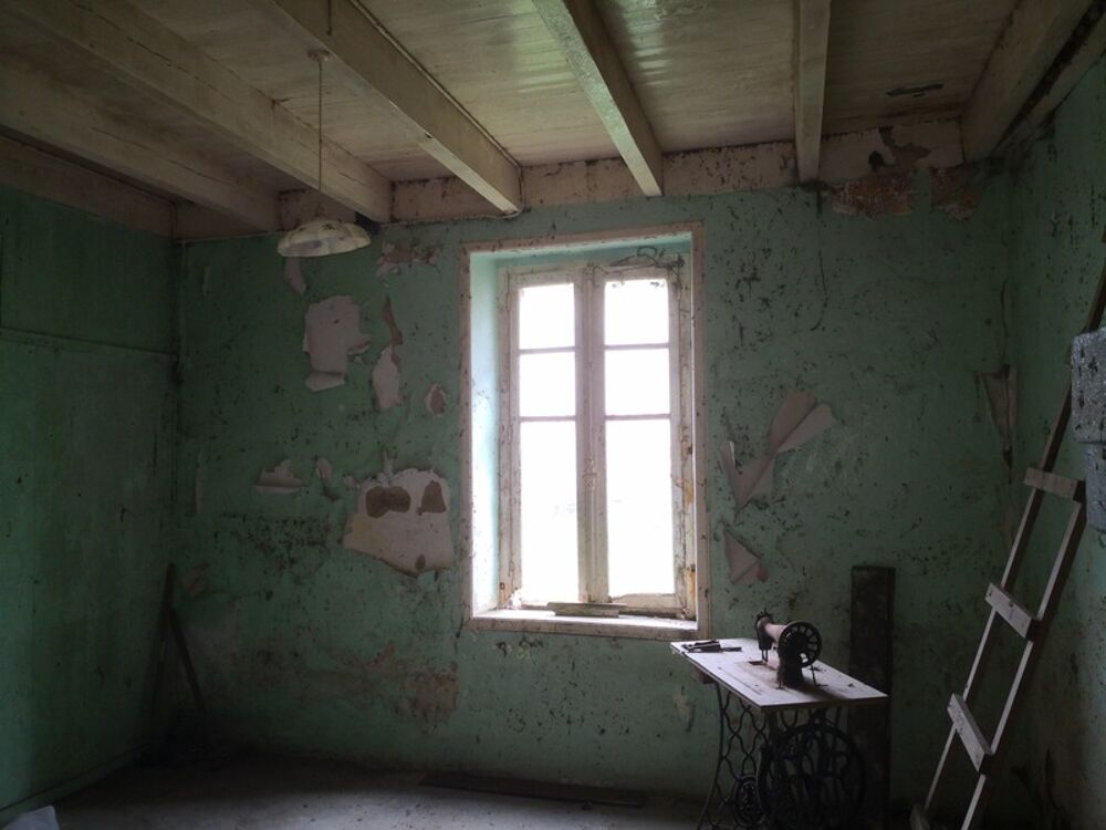 Proche du Château et de lÉtang de Corlay , ensemble en pierre de 200 m² sur 3.35 hectares