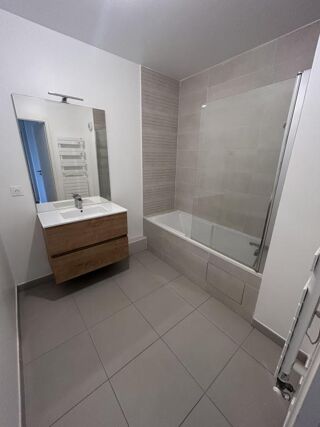 Vente Appartement ** REZ-DE-JARDIN – DOUBLE DRESSING, TERRASSE & JARDIN PRIVATIF ** Rueil malmaison